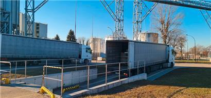 Das Foto zeigt die beiden Lkws mit Spenden aus dem Dreiländereck an ihrem Ziel im polnischen Lancut. Im Hintergrund eine Spirituosenfabrik, deren Eigentümer die Lagerhallen zur Verfügung gestellt hat. 
