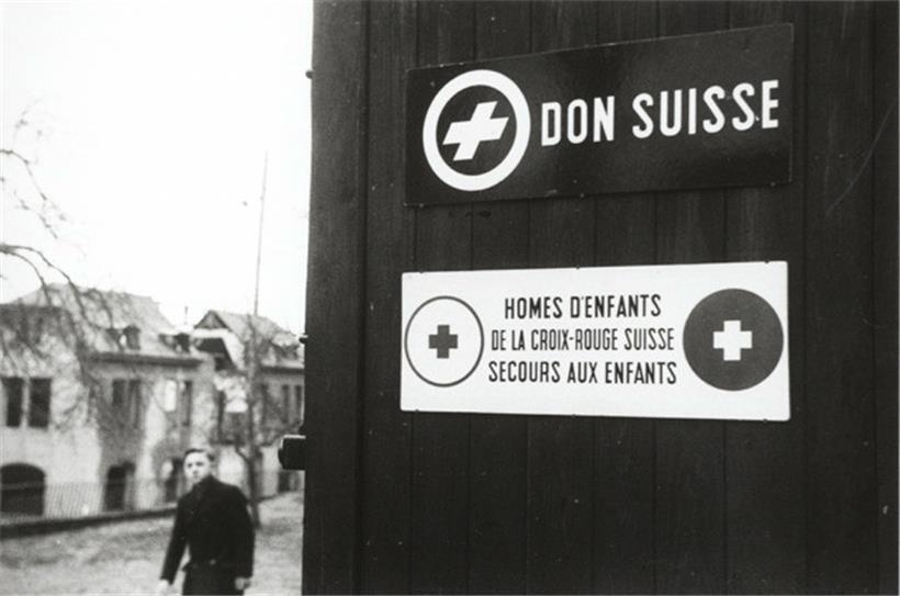 Das Foto zeigt eine Holzbaracke vermutlich in Diekirch für einen Kindergarten, wie sie im Rahmen des „Don Suisse“ geliefert wurden
