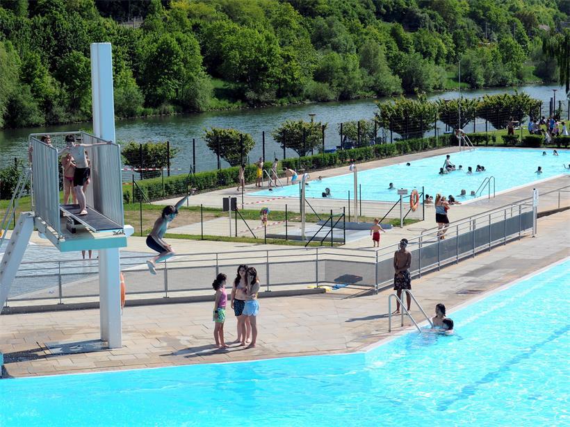 Freibad Grevenmacher mit Blick auf die Mosel, Schwimmbad und Freizeit im Sommer in Luxemburg