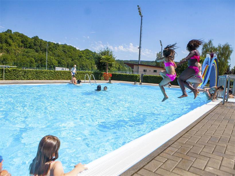 Freibad Rosport mit bunter Kinderrutsche und sonnigem Schwimmbad-Ambiente für Familien und Kinder