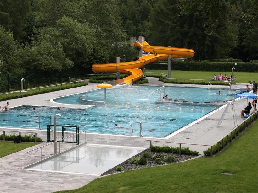 Freibad Ulflingen mit großen grünen Liegewiesen und sonnigem Sommerwetter