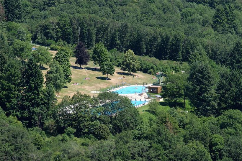 Das Freibad in Vianden ist ein beliebter Entspannungsort
