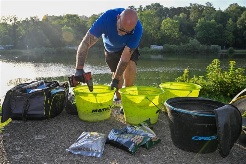 Das Futter wird in Plastikeimern angerührt – und riecht deutlich besser als erwartet
