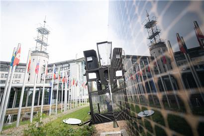 Das Gebäude der Europäischen Organisation für die Nutzung meteorologischer Satelliten (Eumetsat) spiegelt sich in einem originalgetreuen Modell eines MTG-S 1
