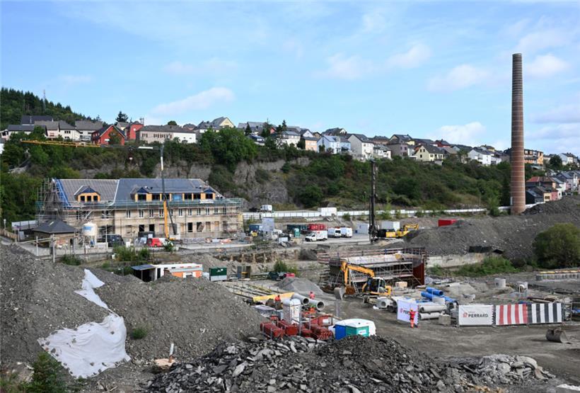 Das Gebäude der ehemaligen Idéal-Fabrik (l.) 
