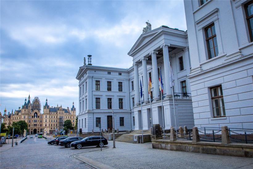 Das Gebäude des Staatskanzlei sowie das Schweriner Schloss gehören zum Residenzensemble
