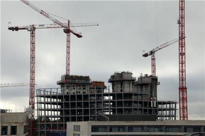 Das Gebäude wird noch weiter wachsen. Es wird so hoch werden wie der Kran links.

