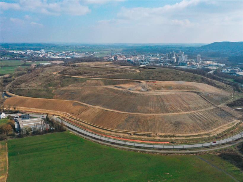 Das Gebiet, wo versiegelt wird, ist gut zu erkennen. Links unten liegt das Syndikat „Minett-Kompost“, rechts oben die Industriezone „Monkeler“.
