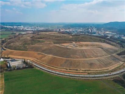 Das Gebiet, wo versiegelt wird, ist gut zu erkennen. Links unten liegt das Syndikat „Minett-Kompost“, rechts oben die Industriezone „Monkeler“.
