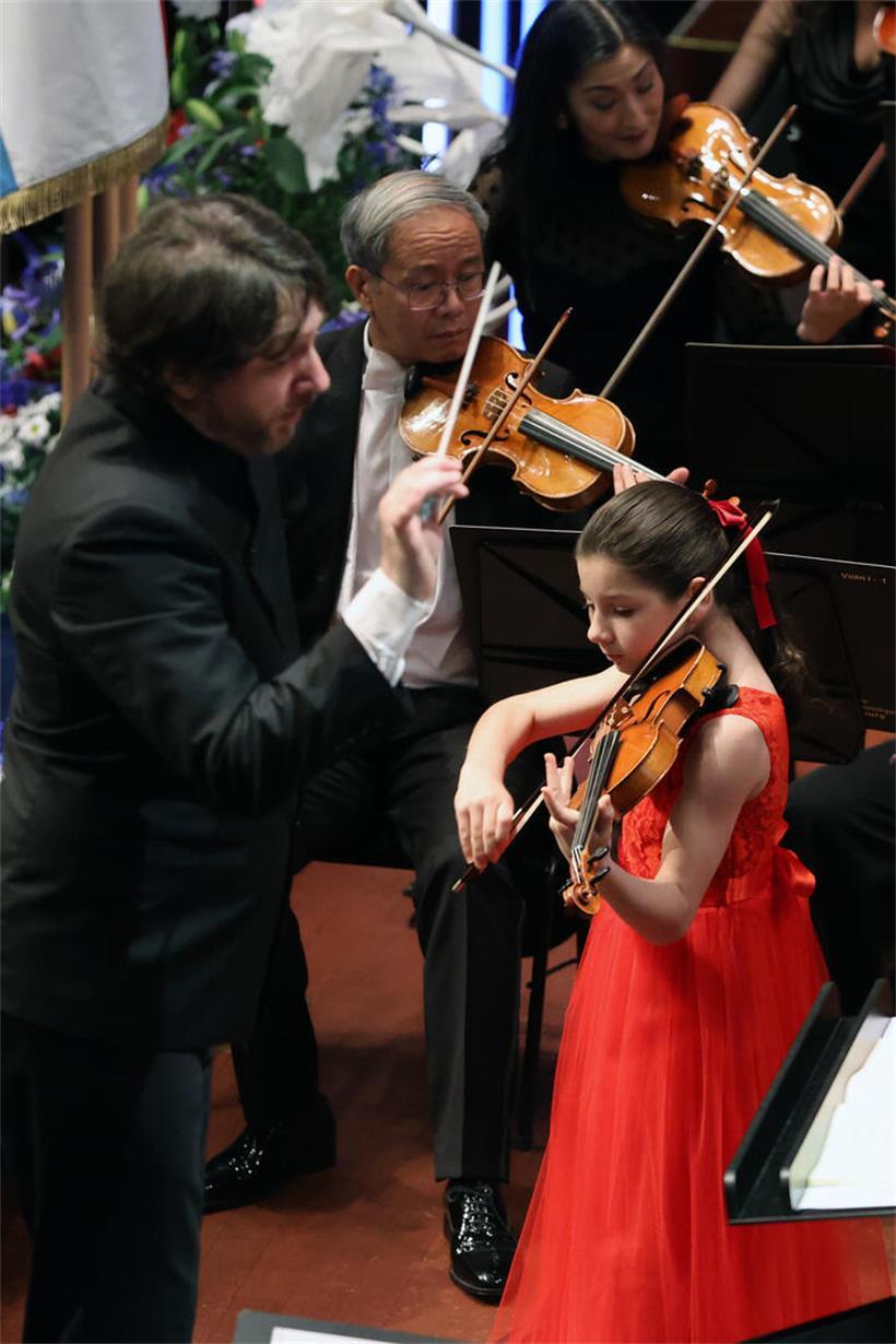 „Wie ein erster Geburtstag“ – Großherzog Guillaume hält Philharmonie-Rede 12-jährige Eloise spielt Geige leidenschaftlich, erhält stehende Ovationen vom Großherzog bei klassischem Konzert