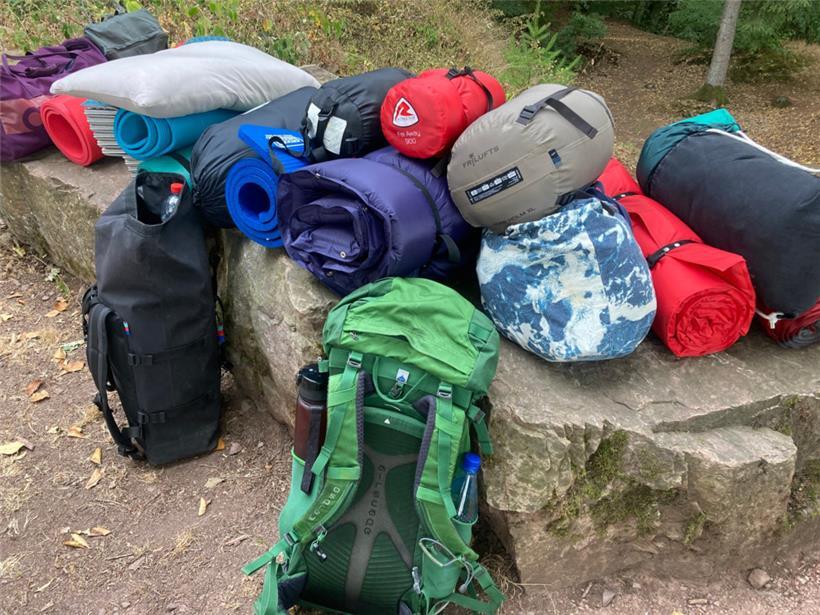 Das Gepäck wird antransportiert. Die Gäste sind überwiegend outdoorverbundene Me...