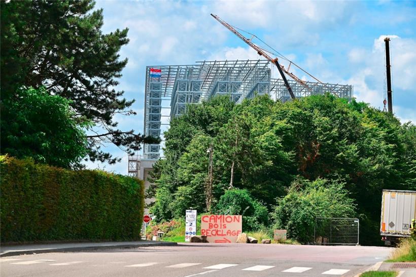 Das Gerüst von 40 Metern Höhe hätte gar nicht erst errichtet werden dürfen. Kronospan fehlt bisher nämlich die kommunale Baugenehmigung für die Lagerhalle in Sanem.
