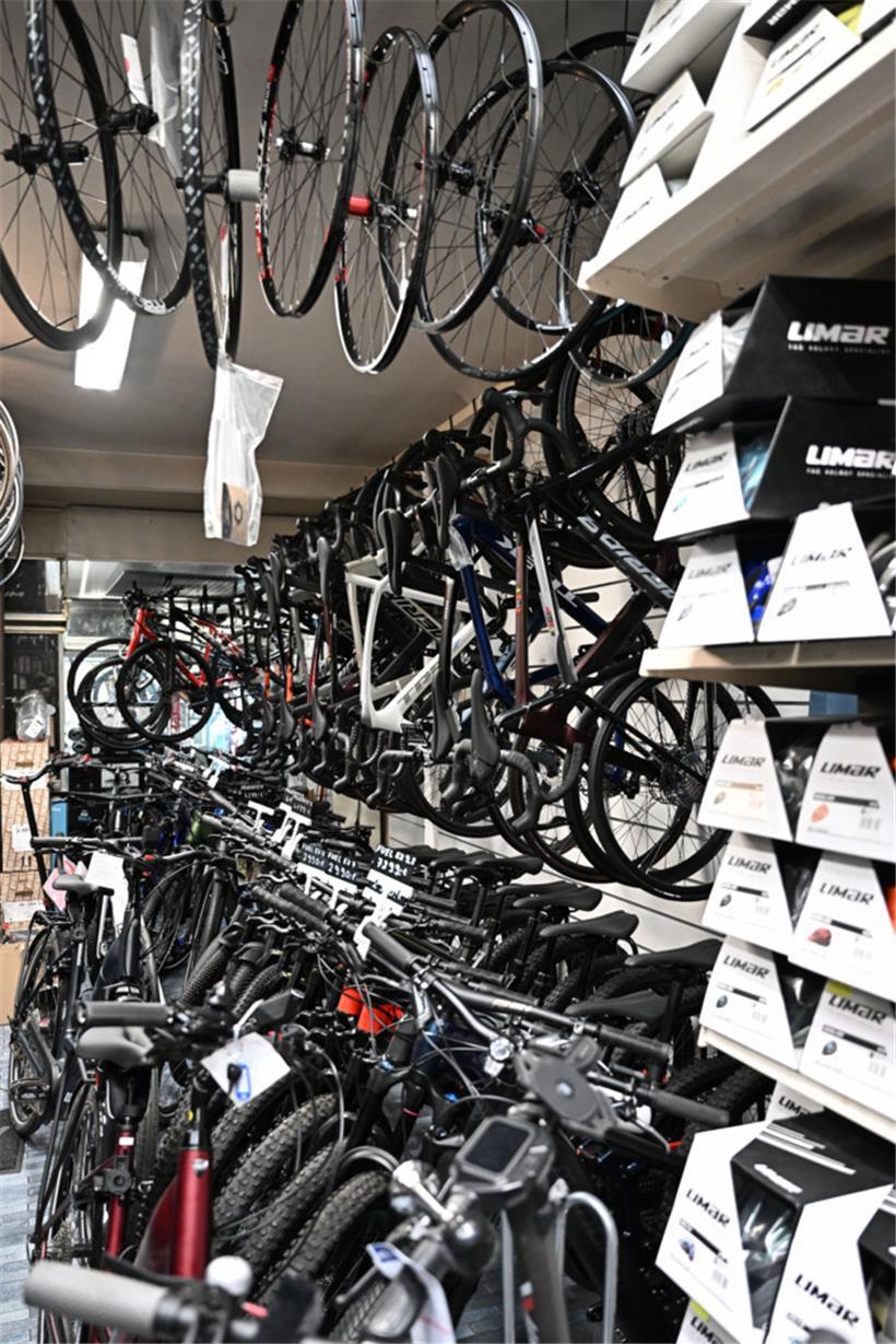 Das Geschäft von Georges Francisco steht voll mit Fahrrädern
