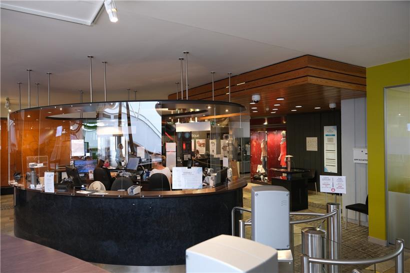 Das Gesundheitspersonal des Thermalzentrums hat engen Kontakt mit den Kunden – beispielsweise bei Massagen
