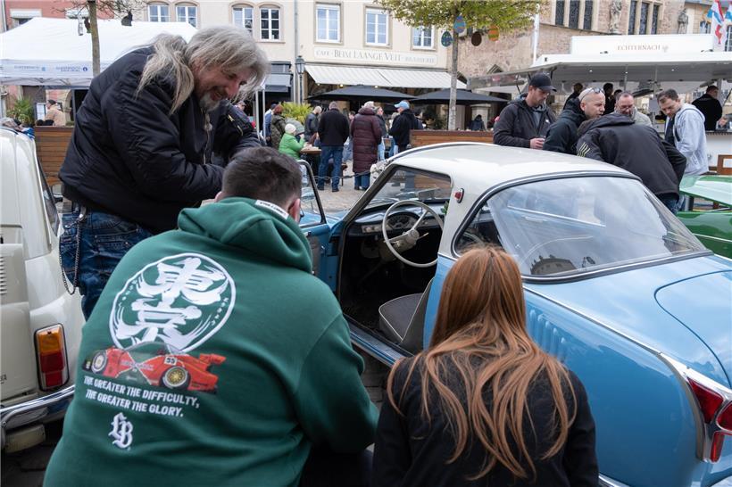 Goggomobil von Stefan Grün in leuchtendem Blau zieht viele Zuschauer auf der Straße an
