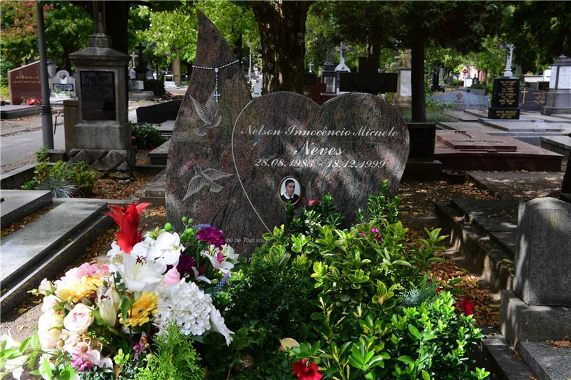 Das Grab des 1999 verstorbenen Nelson Neves: Hier wurden in der Nacht von Donnerstag auf Freitag zwei Statuen gestohlen
