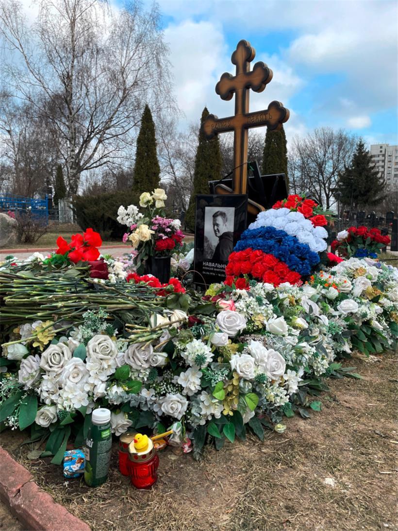 Das Grab von Alexej Nawalny auf dem Moskauer Friedhof Borissowo

