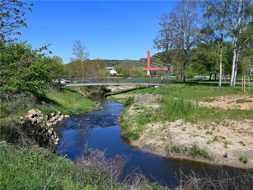 Idyllische Mamer schlängelt sich am Ufer mit teils kahlem Gras entlang des Merscher Parks.