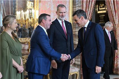 Großherzogliches Paar wird von König Felipe VI. und Premierminister Pedro Sánchez bei offizieller Begrüßung empfangen