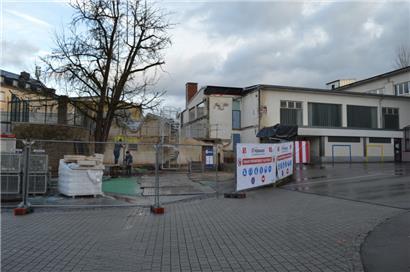 Das Grundschulgebäude wird dank Fertigbauelementen um vier Klassenräume vergrößert
