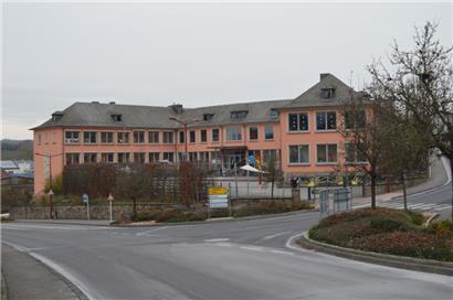 Das Grundschulgebäude wird in mehreren Phasen vergrößert
