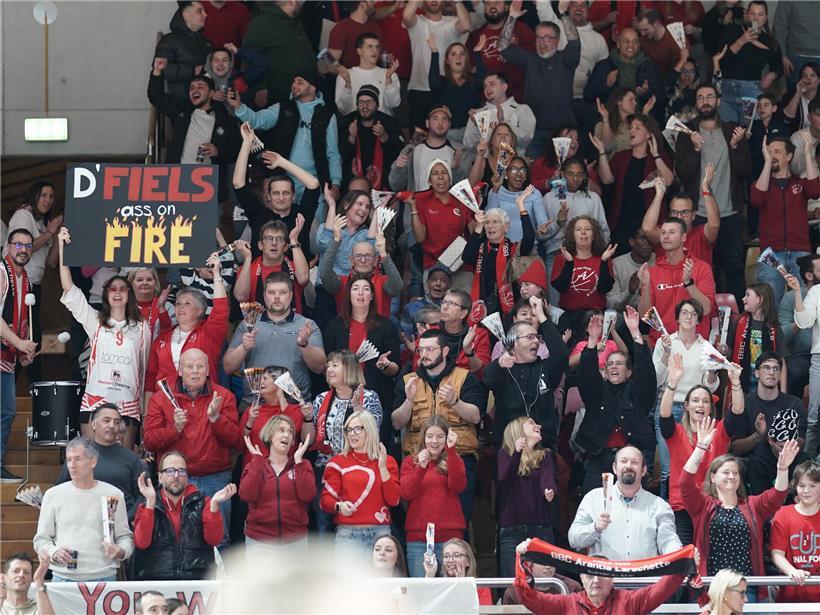 Volles Gymnase der Coque bei spannenden Basketball-Halbfinalspielen mit begeisterten Fans und mitreißender Atmosphäre