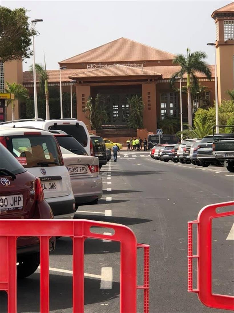 Das „H10 Costa Adeje Palace“ im Südwesten von Teneriffa ist am Dienstag hermetisch abgeriegelt worden

