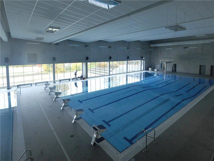 Hallenbad Düdelingen mit geöffneter Schwimmhalle nach Reparatur der Deckenbeleuchtung