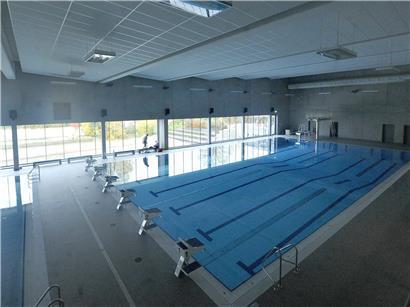 Hallenbad Düdelingen mit geöffneter Schwimmhalle nach Reparatur der Deckenbeleuchtung
