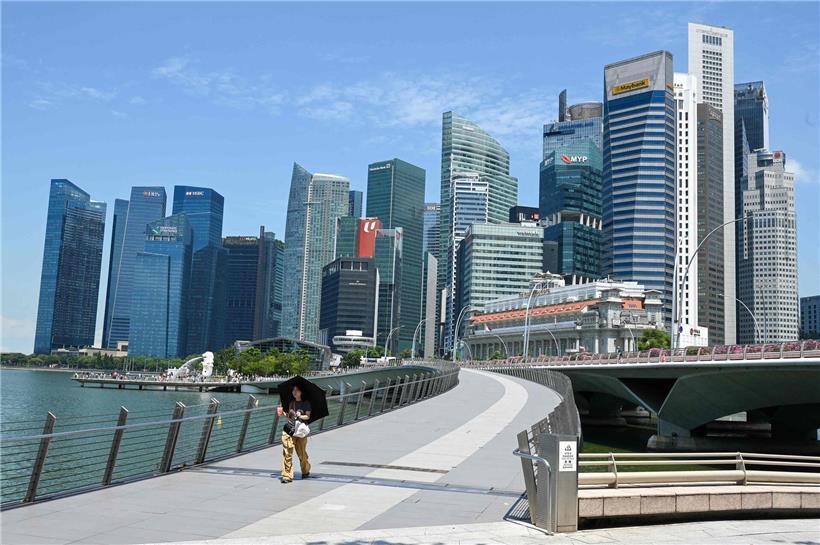 Blick auf Singapurs Finanzzentrum, Symbol für Steueroptimierung großer Konzerne und Auswirkungen auf Staatsfinanzen