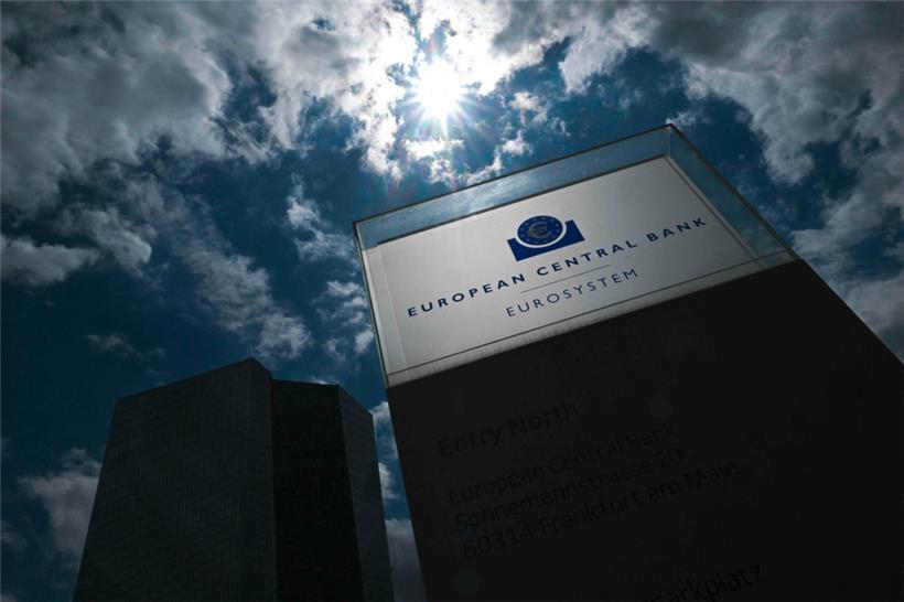 Das Hauptgebäude und das Zeichen der Europäischen Zentralbank

