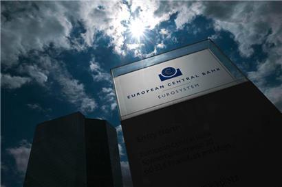 Das Hauptgebäude und das Zeichen der Europäischen Zentralbank

