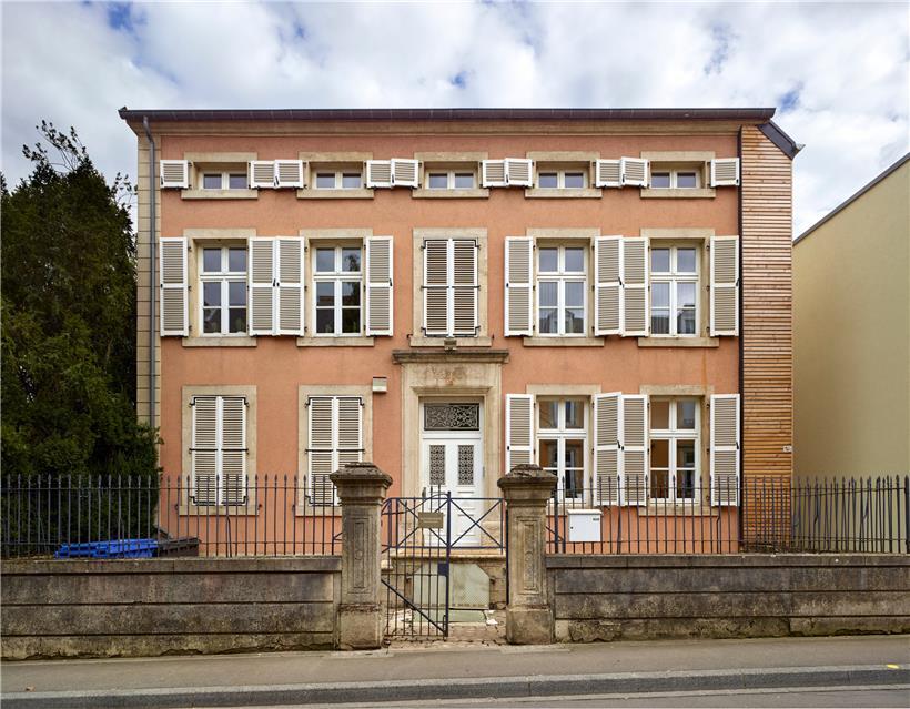 Das Haus 18 bleibt der ländlichen Architektur des 18. Jh. verpflichtet. Man bemerke die zu winzigen Fenstern umgestalteten Belüftungsluken unter dem Dachgesims. 
