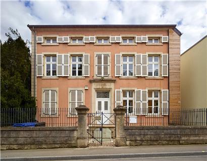 Das Haus 18 bleibt der ländlichen Architektur des 18. Jh. verpflichtet. Man bemerke die zu winzigen Fenstern umgestalteten Belüftungsluken unter dem Dachgesims. 
