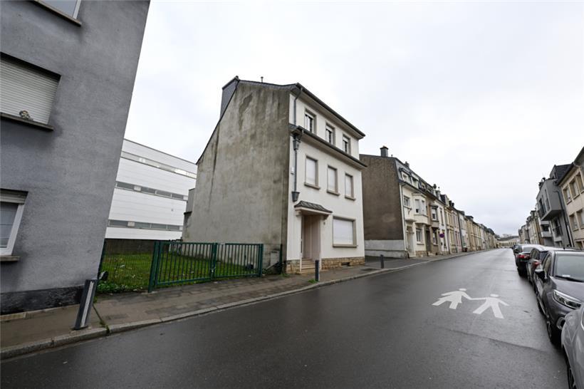 Das Haus Nummer 66 in der Hollericher rue Baudouin wird abgerissen, um zusammen mit der angrenzenden Wiese Platz für Wohnungen für obdachlose Menschen zu schaffen
