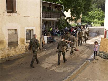 Haus der Gräfs 2018 nach Überschwemmung, Armee unterstützt Aufräumarbeiten im Vordergrund