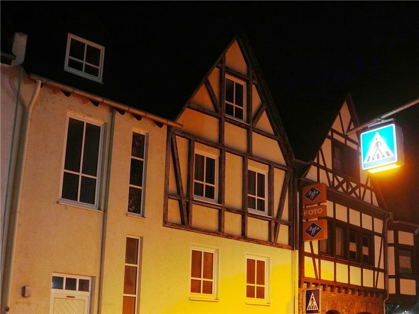 Das Haus in Koblenz Güls, dessen Dach von Teilen eines Meteoriten getroffen word...