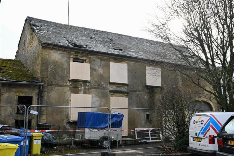 Das Haus, in dem Val wohnt(e), sei teilweise einsturzgefährdet, heißt es