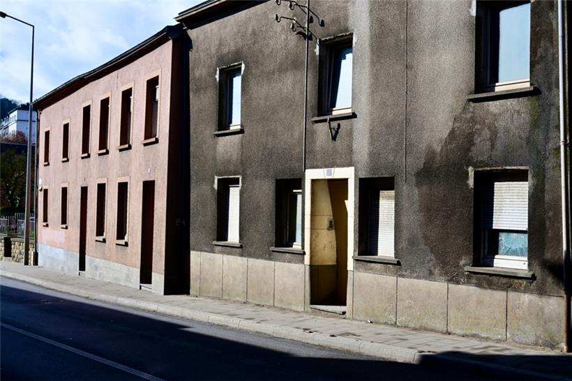 Das Haus mit der braunen Fassade und der Nummer 23 ist Teil eines Komplexes, der...