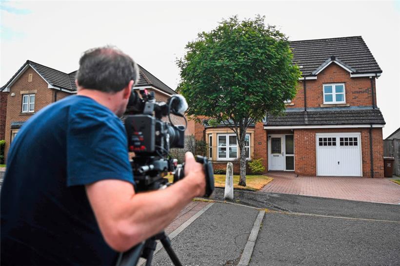Das Haus von Nicola Sturgeon und ihrem Ehemann Peter Murrell in Glasgow steht unter Beobachtung der Medien
