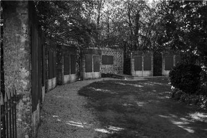 Das Herzstück der Anlage bildet der Ehrenhof, in dem 26 Schiefertafeln in einem Halbkreis angeordnet sind
