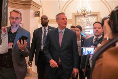 Das Hickhack um die Wahl von Kevin McCarthy (Mitte) zum „Speaker of the House“ ist ein Desaster für die US-Republikaner
