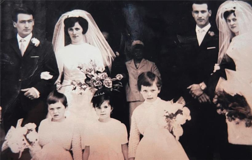 Das Hochzeitsfoto vor der Sankt-Josephs-Kirche in Esch: Bartolomeo und Silvia Manghisi-Scolastici sowie Dante und Mirte Scolastici-Rossi 
