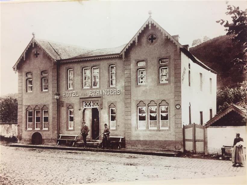 Hotel des Etrangers um 1900, historisches Gebäude mit klassischer Architektur und vintage Straßenansicht in Italien