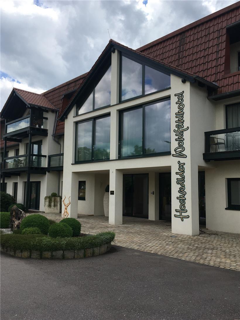 Das Hotel hat 62 Zimmer mit Blick auf den See oder den Hochwald