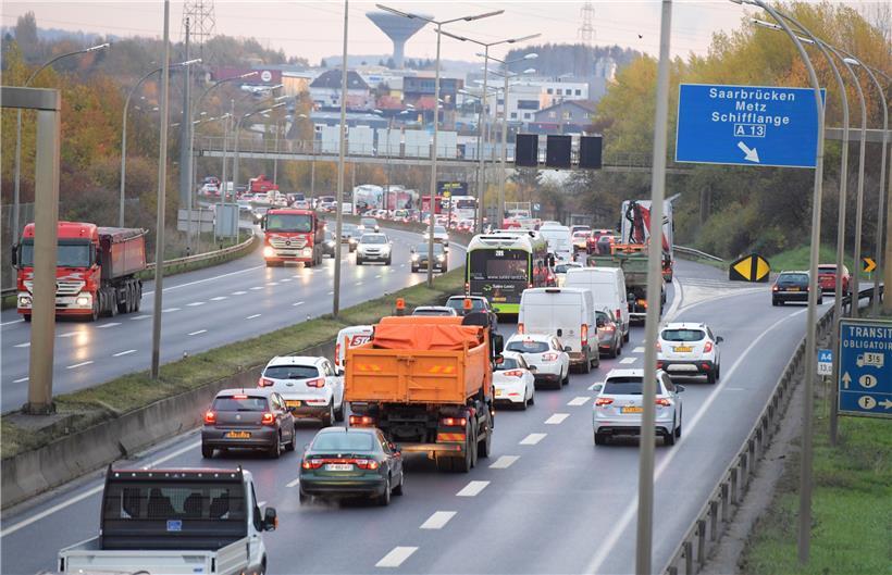 Das Industriegebiet Foetz im Bildhintergrund zieht viel Verkehr an. Momentan spitzen Baustellen rund um Foetz die Lage zu, was auch Auswirkungen auf die A4 hat
