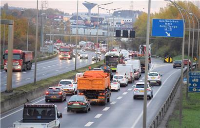Das Industriegebiet Foetz im Bildhintergrund zieht viel Verkehr an. Momentan spitzen Baustellen rund um Foetz die Lage zu, was auch Auswirkungen auf die A4 hat
