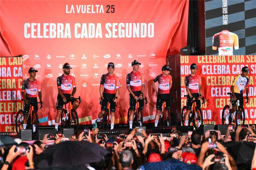 Das Ineos-Vuelta-Team um Bob Jungels (Mitte) bei der Präsentation am Donnerstag
