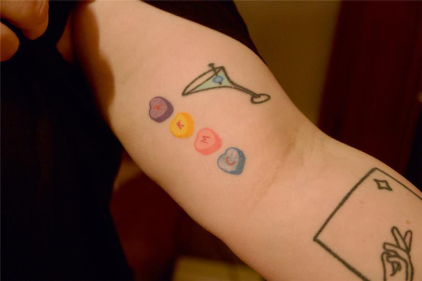 Das Initial des kleinen Mick, verewigt auf Martines Haut, als Erinnerung an ihr Patenkind
