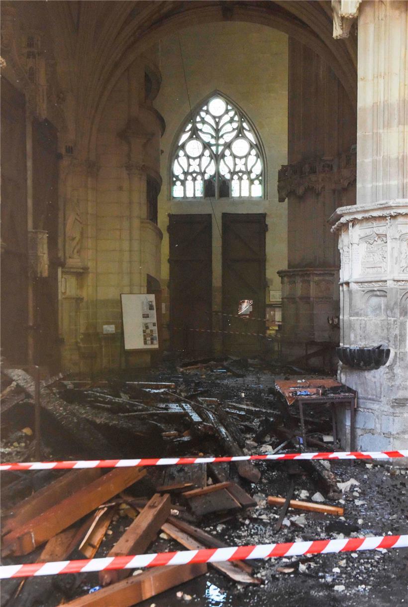 Das Innere der Kathedrale in Nantes nach Brand und Löscharbeiten
